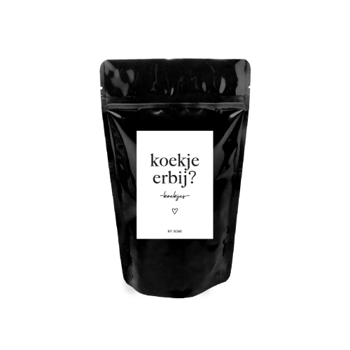 Deze mooie glimmende zwart stazak van By Romi is gevuld met 10 heerlijke koffiekoekjes.

Wat is koffie nou zonder een koekje? Een koekje bij de koffie is de meest gezelligste en lekkerste gewoonte!