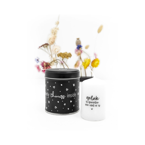 In dit mooie, matzwarte cadeaublikje met tekst 'Lovely things inside' zit een lief kaarsje met een de tekst 'Geluk is genieten van wat er is'.  Superleuk om iemand zomaar te geven en iemand mee te verrassen.