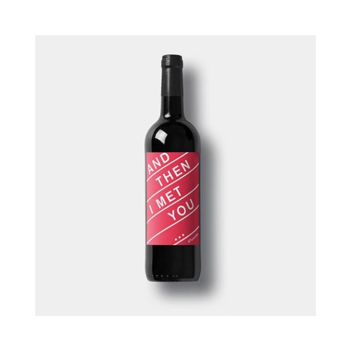Onze flesetiketten met wijnzegels van Typewine zijn gedrukt op premium papier met een matte afwerking. Dankzij een speciale coating kun je elk wijnetiket gemakkelijk bedekken met een Typewine wijnetiket zonder dat er iets doorheen komt.