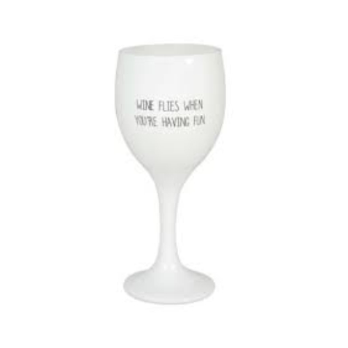 Te leuke geurkaars in een wijnglaasje. De kaars is gemaakt van biologische sojawas en heeft de geur Fresh Cotton. De kaars brandt ca. 20 uur. 

Afmetingen: D.6 X H.13.5 cm