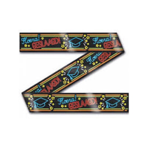 Deze rollen Party tape Geslaagd voor school van Paper Dreams zullen het zeker goed doen in uw winkel. Deze feestelijke tape met vlaggetjes zijn namelijk te krijgen voor elk soort feestje!