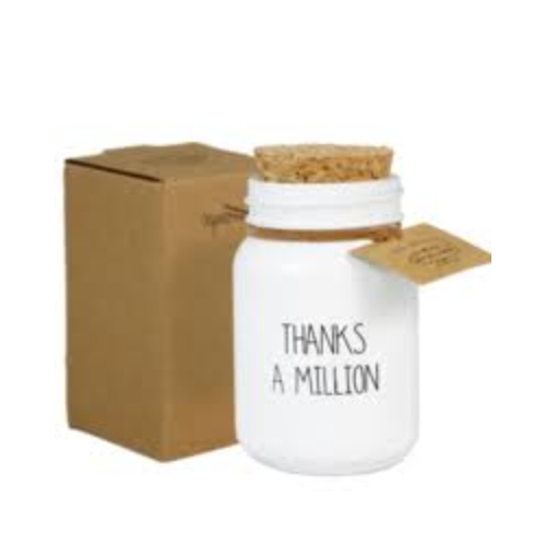 Een heerlijke geurkaars gemaakt van biologische sojawas. Deze kaars heeft de geur Fresh Cotton en brandt ca. 24 uur. Deze sojakaars wordt gesierd met de tekst 'Thanks a million'.
Afmetingen: 50 x 80 mm.