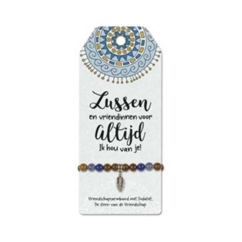 Een serie armbandjes met echte edelstenen, houten kraaltjes en lieve kleine bedeltjes, gecombineerd met persoonlijke complimenten: de Vriendschapsarmband. Een armbandje wat pas écht een persoonlijk sieraad is.