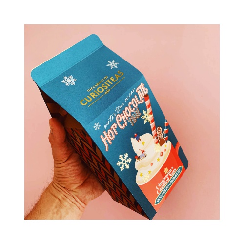 ChocoLattea! Cinnamon. Verwen jezelf met deze ‘hot white chocolates’ – in het pakje vind je onze mix, mini marshmellows en rietje…