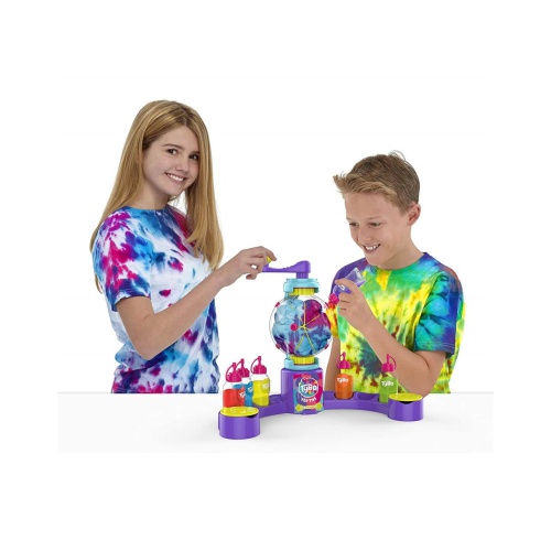 Ontwerp en maak je eigen T-shirts met de Tybo Tie-Dye Ontwerpstudio   Heb jij er altijd al van gedroomd je eigen T-shirt te maken? Met de Tybo Tie-Dye Ontwerpstudio kan dat! Kijk in de handleiding welk T-shirt je wilt maken en bindt het vast met elastiekj
