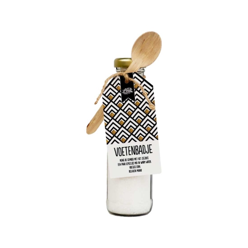 In de relax met dit originele, luxe voetenbadje. Even ontspannen en uitrusten in deze hectische wereld. In deze fles zit zout en gember. Volg het recept op het label met gouden details en je loopt weer op wolkjes.
