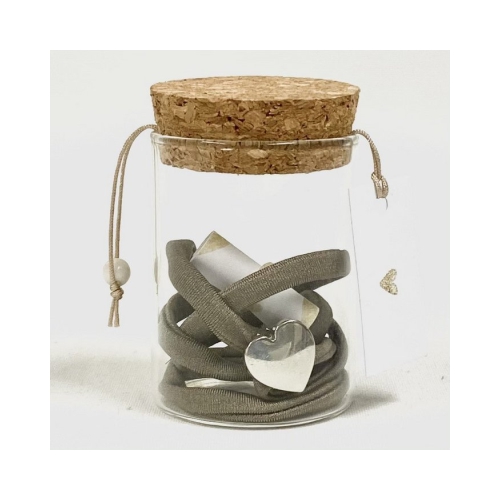 Armband (taupe) van 75 cm voorzien van zilveren hart. De armband kan zelf geknoopt worden en is te gebruiken als armband, enkelband of choker. Potje is voorzien van blanco opgerold kaartje waar de gever een persoonlijke boodschap op kwijt kan.