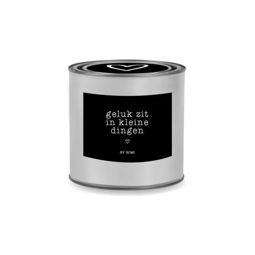 Dit kaarsje van By Romi is handgegoten en komt in een mooi blikje inclusief deksel. De kaars brand rustig en heeft een witte kleur.

Als onze wenskaarsjes worden door ons zelf met veel liefde geproduceerd in eigen huis.

Afmeting kaarsje: 7,5 x 8 cm /