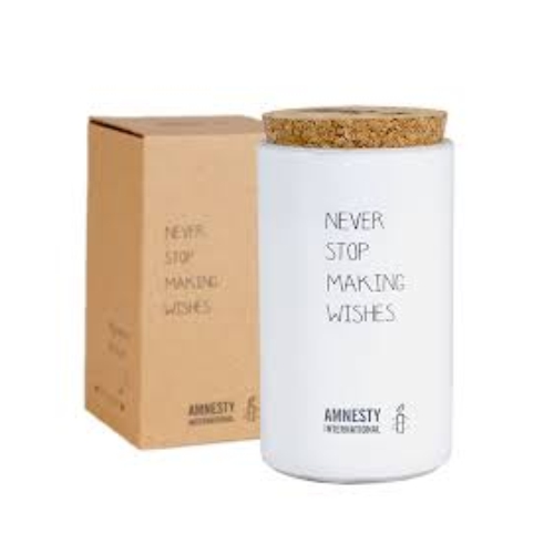 In samenwerking met Amnesty International heeft My Flame Lifestyle deze mooie kaarsen ontworpen. Een heerlijke geurkaars gemaakt van biologische sojawas. Deze kaars heeft de geur Fresh Cotton en brandt ca. 65 uur. Afmetingen: 70 x 120 mm.