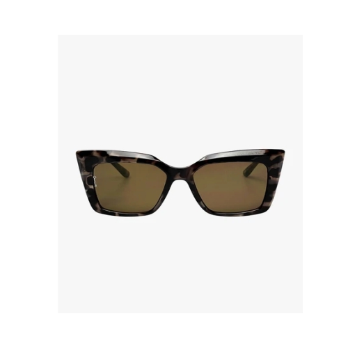 Deze zonnebril is een echte fashion icon, look like a Celeb, feel like a Celeb. Het nieuwe merk Otra is de opvolger van de bekende Quay brillen. 
Goede kwaliteit, stevig monteur. Geleverd met mooie koker.