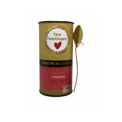 De warmte van thee met een lekker koekje,  met zorg gemaakt, met liefde gegeven. 
Inhoud 2 zakjes met 20 gram thee, 50 gram hartjeskoekjes of boterwafeltjes, theeleutlepel. Voor meerdere kopjes thee.