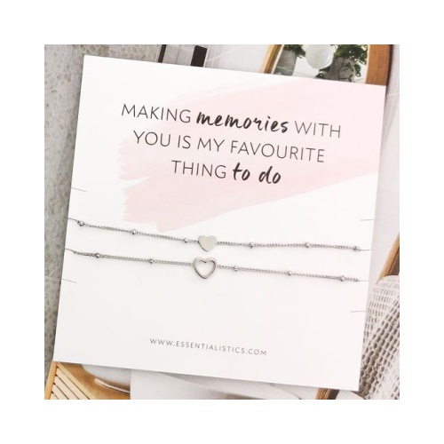 Een kaartje met de tekst "Herinneringen maken met jou is mijn favoriete bezigheid". Deze kaart is voor armbanden en er passen maximaal 4 armbanden op één kaart. We hebben lijnen op de kaartjes gezet zodat je weet waar de armbanden moeten komen.