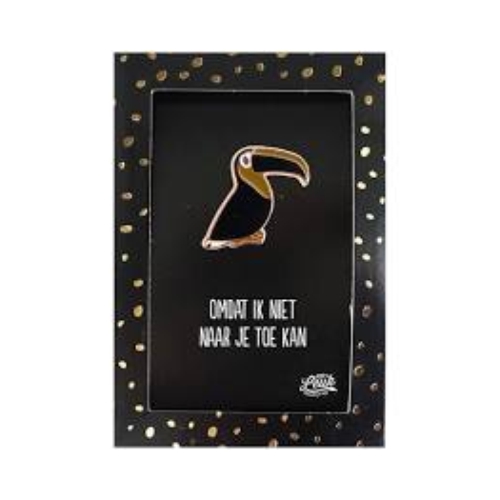 Deze pin heeft de originele tekst ‘omdat ik niet naar je toe kan’. Er word aan je gedacht en ik ben je niet vergeten. In deze tijd er voor iemand zijn is nog nooit zo belangrijk geweest!