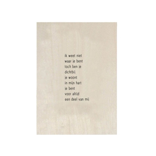 Houten kaart met tekst gedicht 'Ik weet niet waar je bent..'. Op de achterkant van de kaart kun je schrijven.
Het formaat is 10,5x14,8cm. 
De producten van Zoedt zijn basic en eigenzinnig en door Zoedt ontworpen.