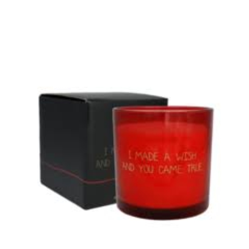 Een heerlijke geurkaars gemaakt van biologische sojawas.

Deze kaars is onderdeel van onze Love Collection - Limited Edition. Speciaal voor jouw geliefde een heerlijk geurende kaars met een mooie quote in een zwart doosje met gouden letters.