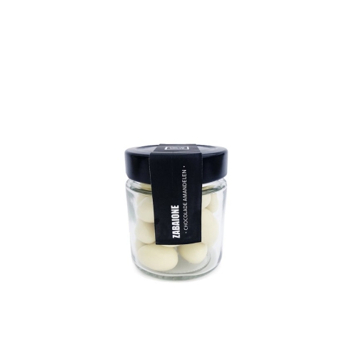 Knapperige geroosterde amandelen in witte chocolade met een romige zabaione smaak. Luxe glazen pot, inhoud 85 gram