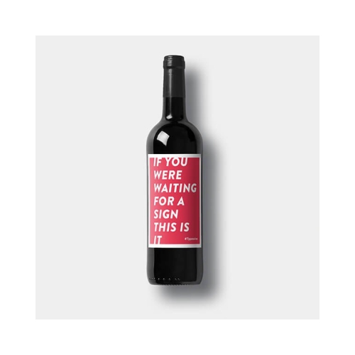 Onze flesetiketten met wijnzegels van Typewine zijn gedrukt op premium papier met een matte afwerking. Dankzij een speciale coating kun je elk wijnetiket gemakkelijk bedekken met een Typewine wijnetiket zonder dat er iets doorheen komt.